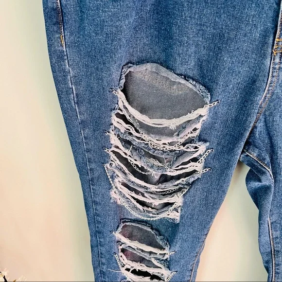 Forever 21+ Distressed Chain Boyfriend Jeans Size 18 - Picture 4 of 6